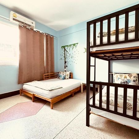 Baan Nampetch Hostel Bangkok Exterior photo