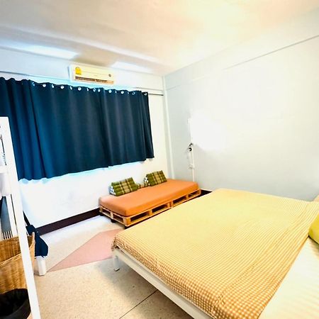 Baan Nampetch Hostel Bangkok Exterior photo