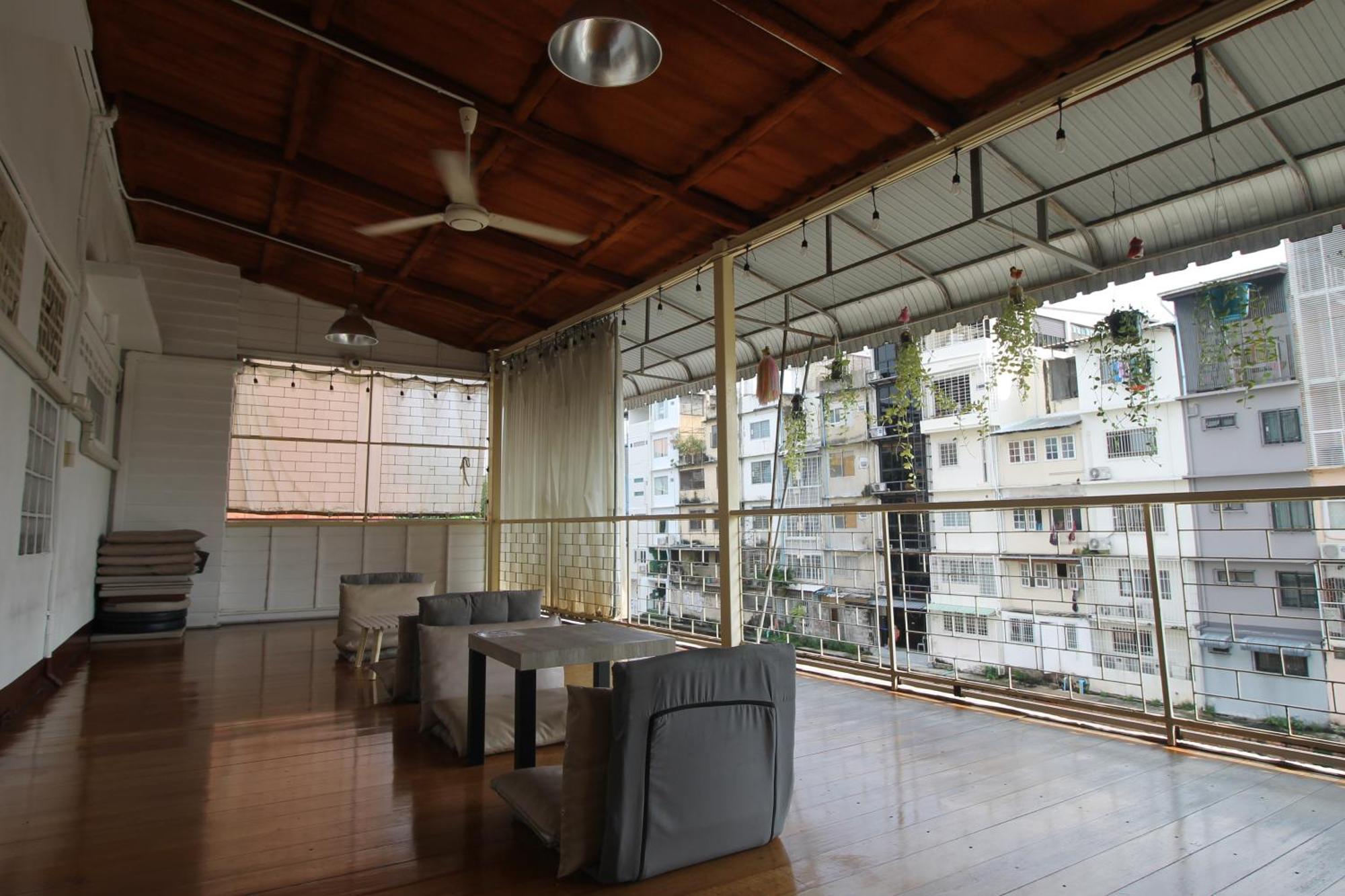 Baan Nampetch Hostel Bangkok Exterior photo