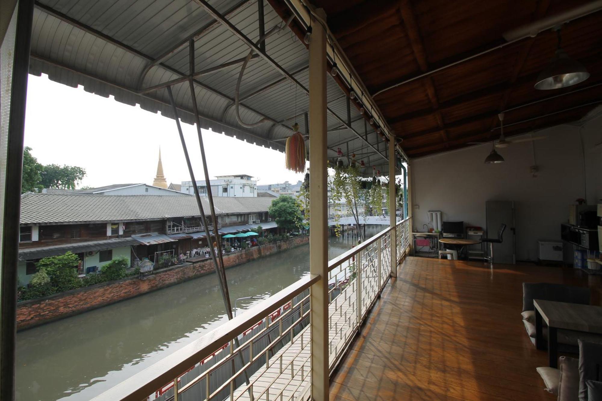Baan Nampetch Hostel Bangkok Exterior photo