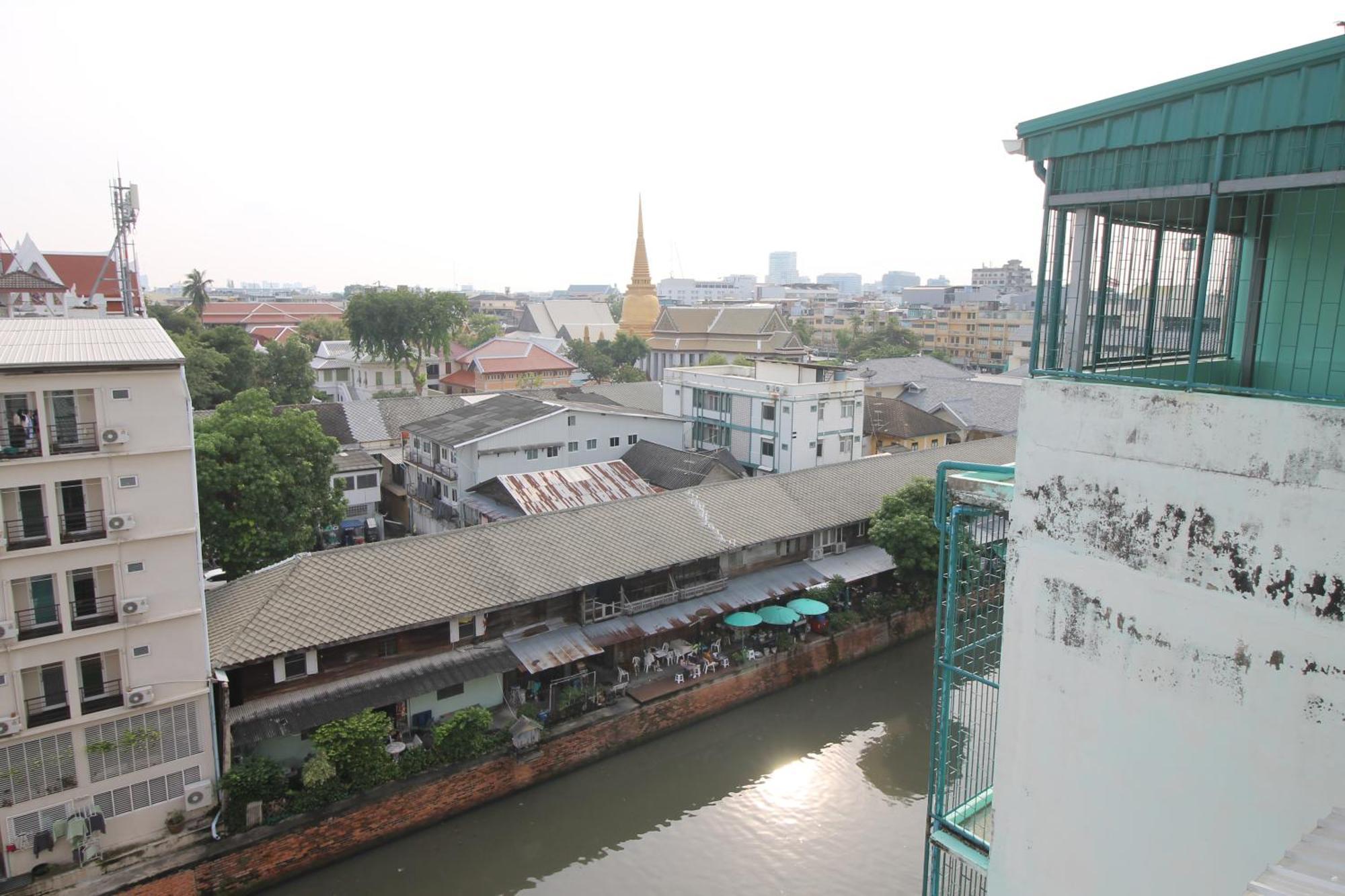 Baan Nampetch Hostel Bangkok Exterior photo