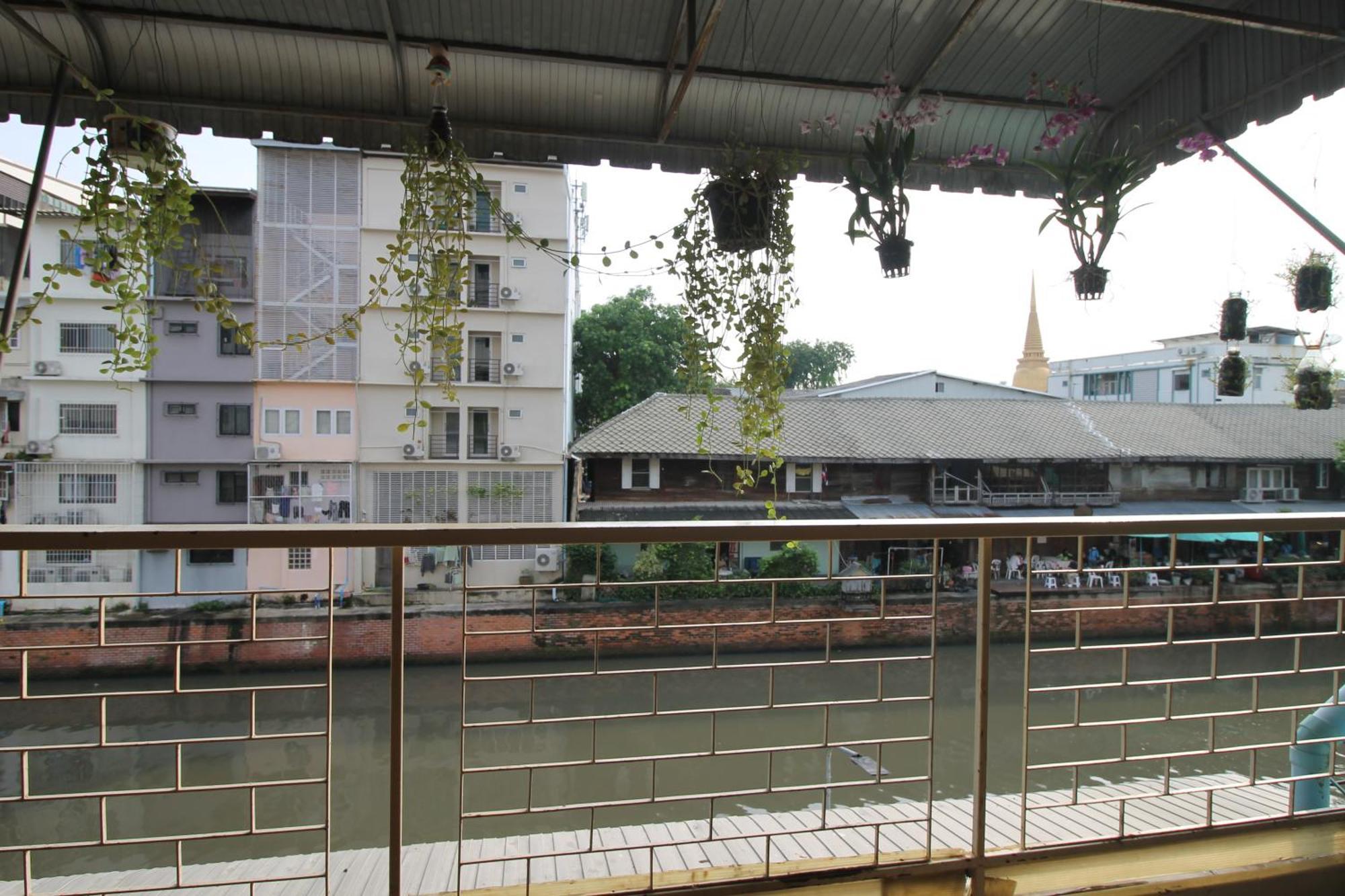 Baan Nampetch Hostel Bangkok Exterior photo