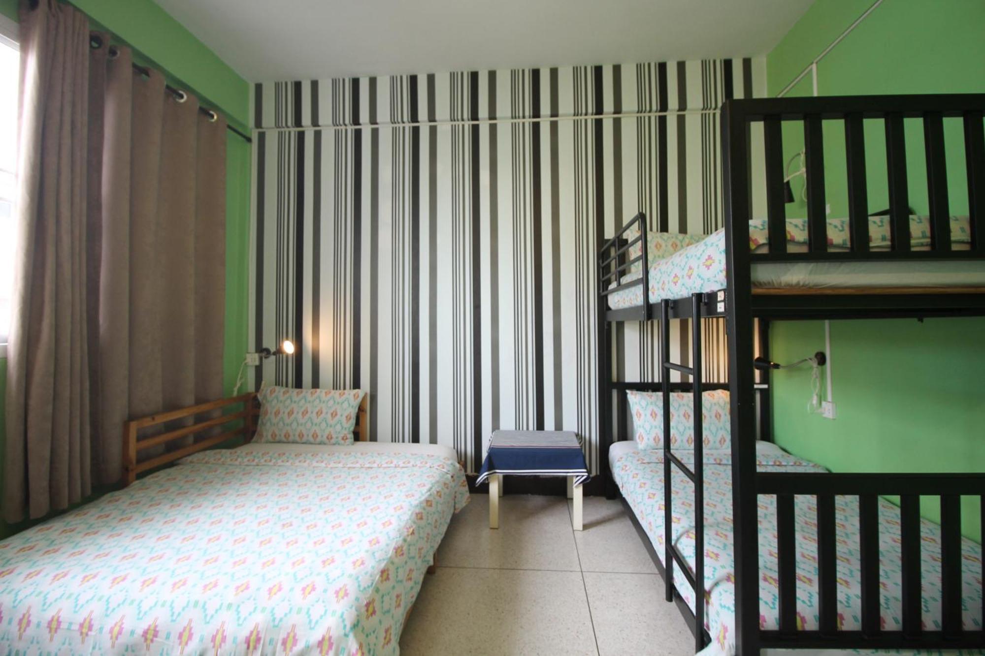 Baan Nampetch Hostel Bangkok Exterior photo