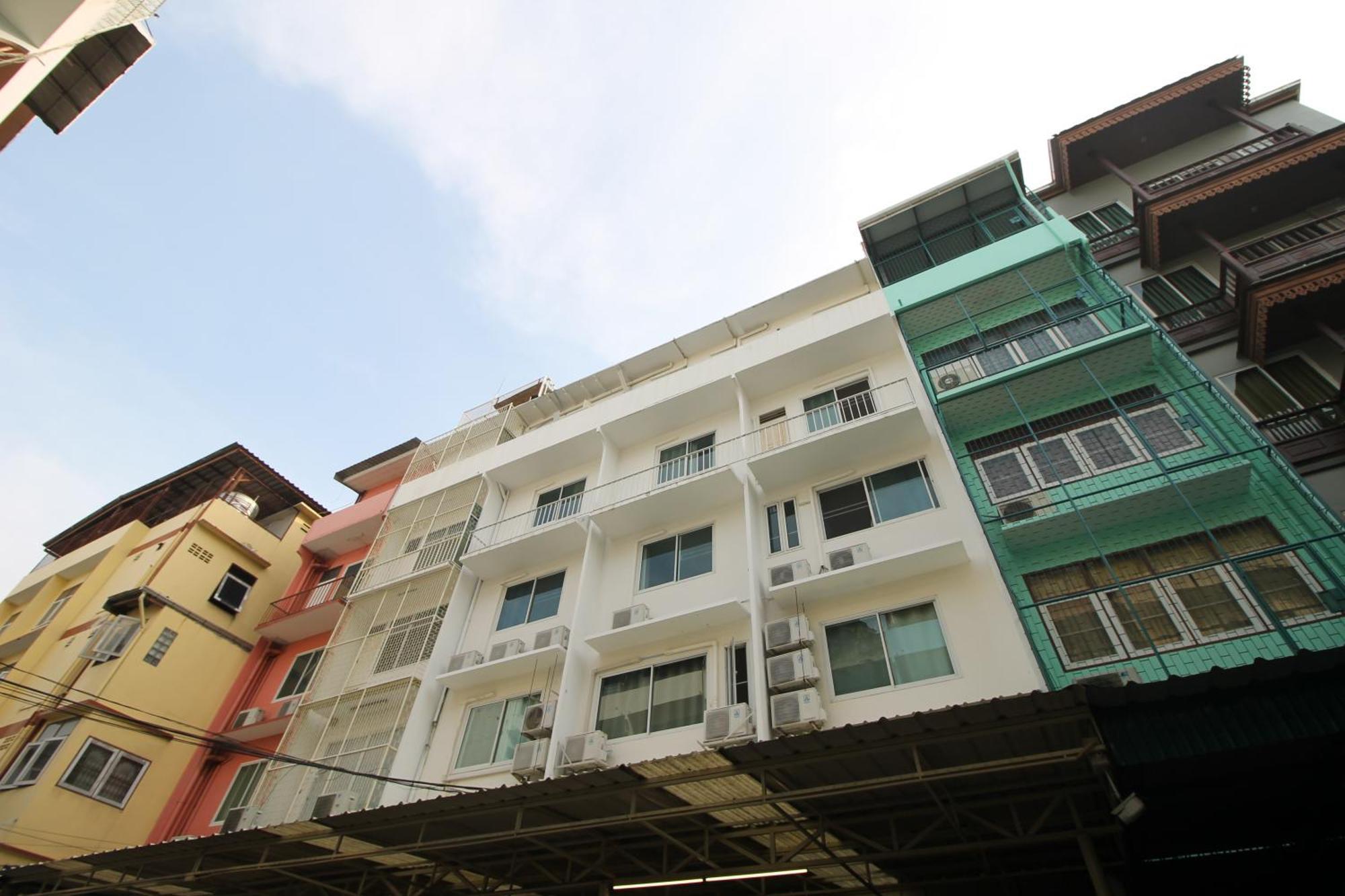 Baan Nampetch Hostel Bangkok Exterior photo