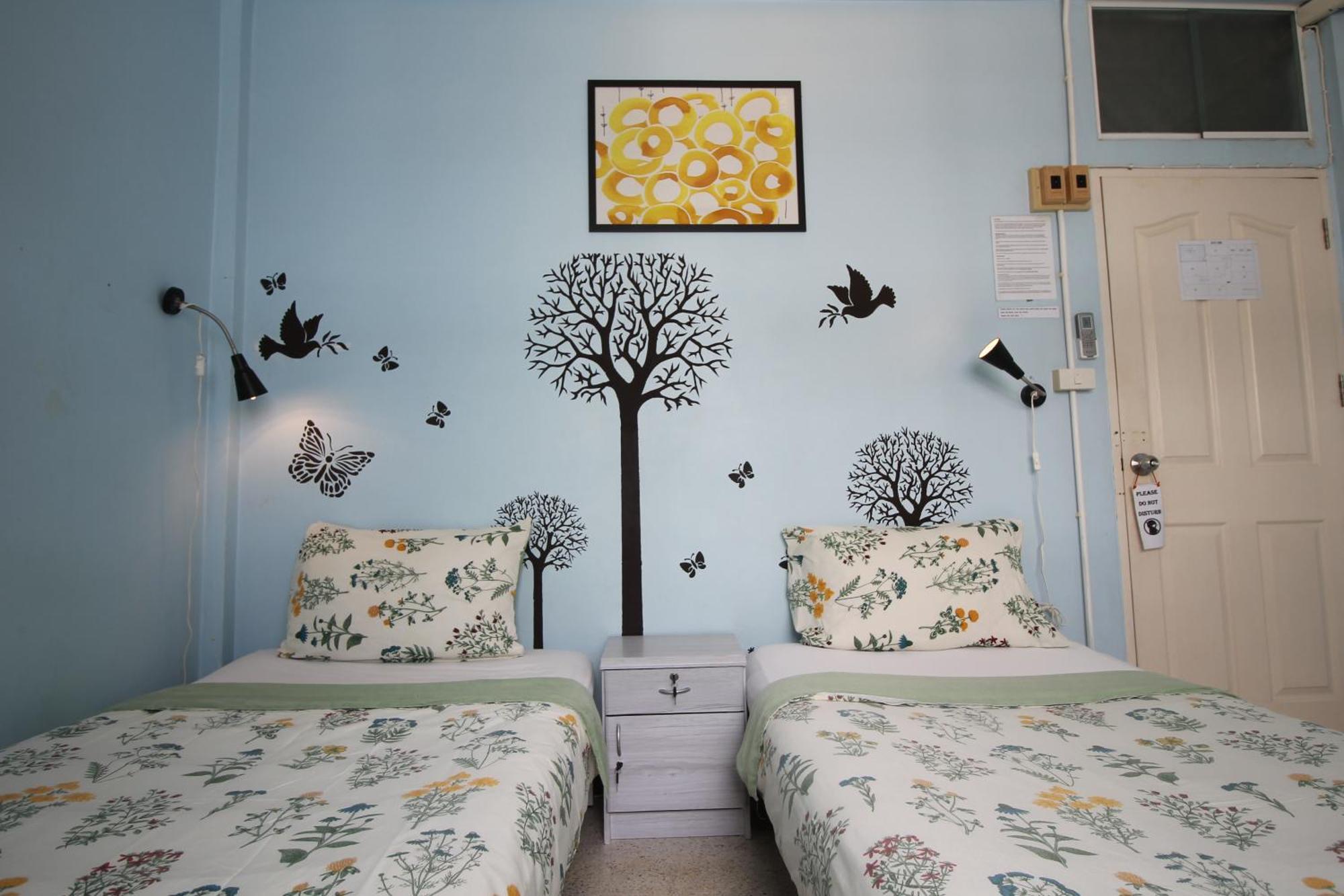 Baan Nampetch Hostel Bangkok Exterior photo