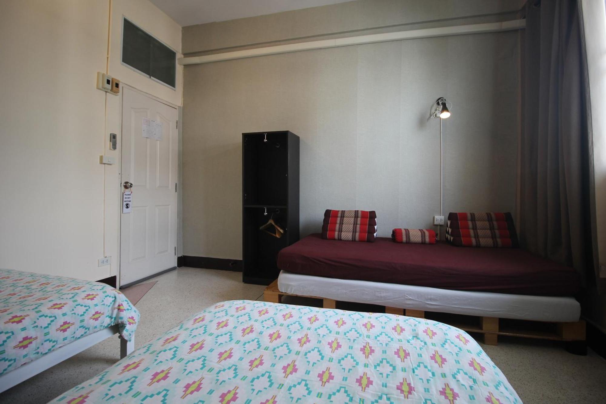 Baan Nampetch Hostel Bangkok Exterior photo