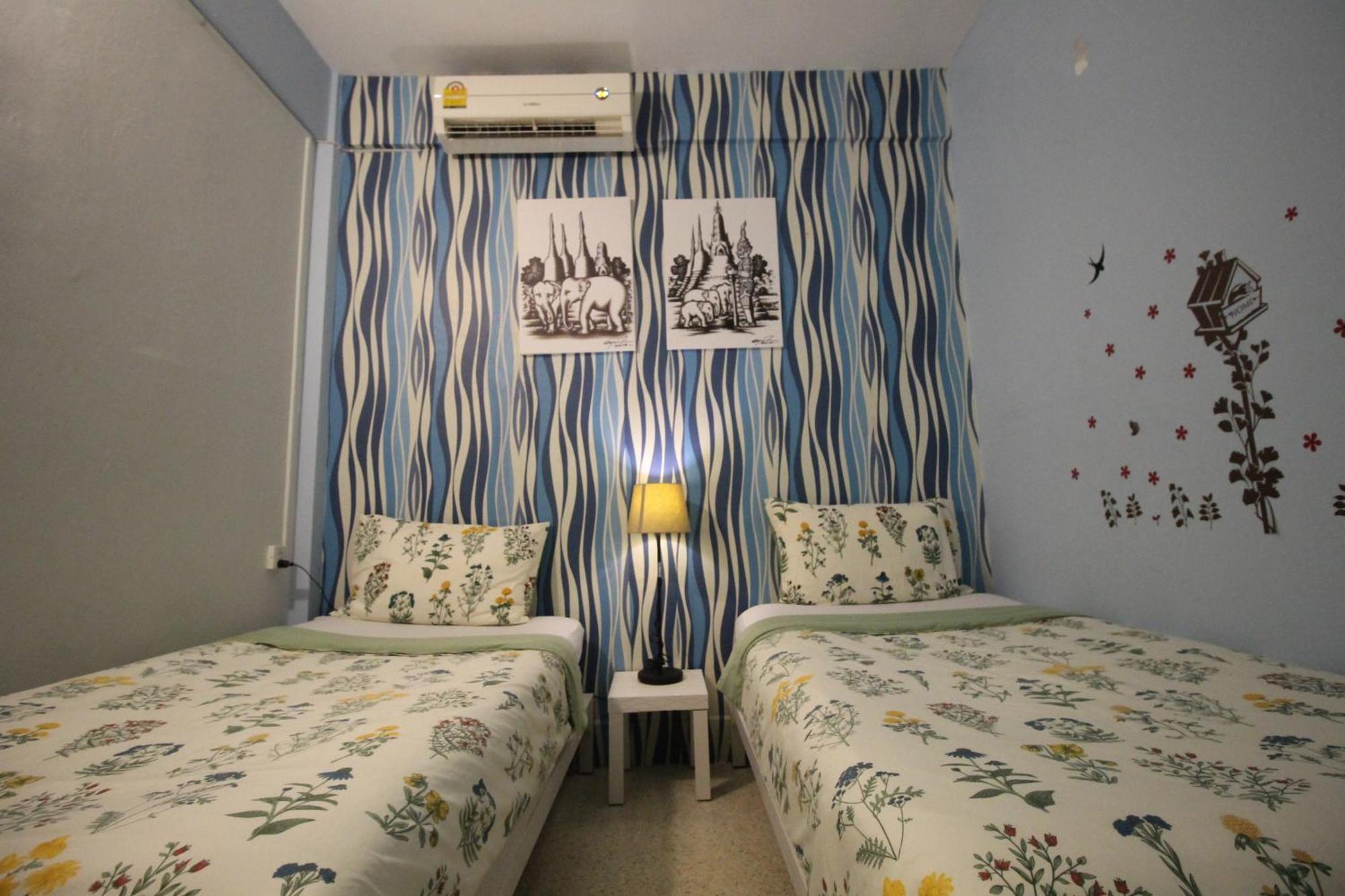 Baan Nampetch Hostel Bangkok Exterior photo