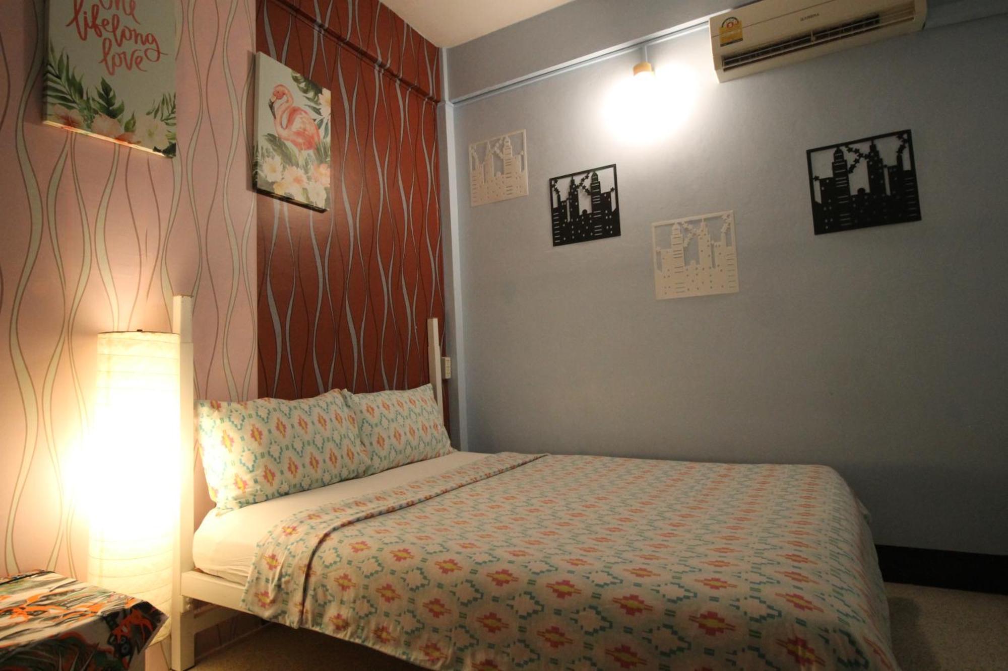 Baan Nampetch Hostel Bangkok Exterior photo