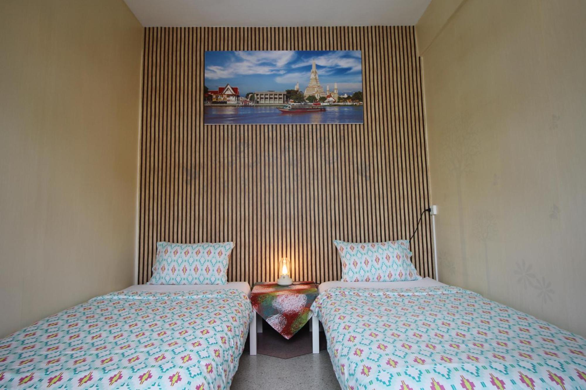 Baan Nampetch Hostel Bangkok Exterior photo