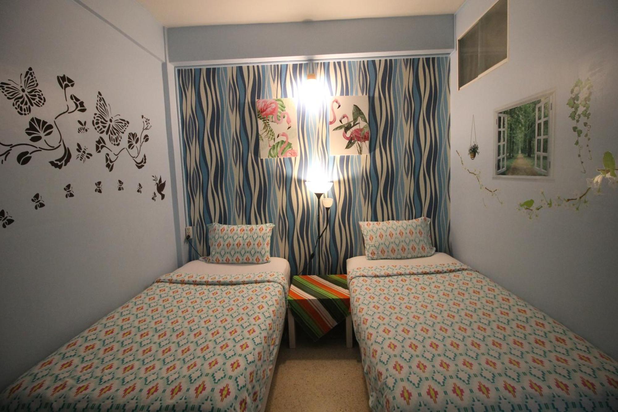 Baan Nampetch Hostel Bangkok Exterior photo