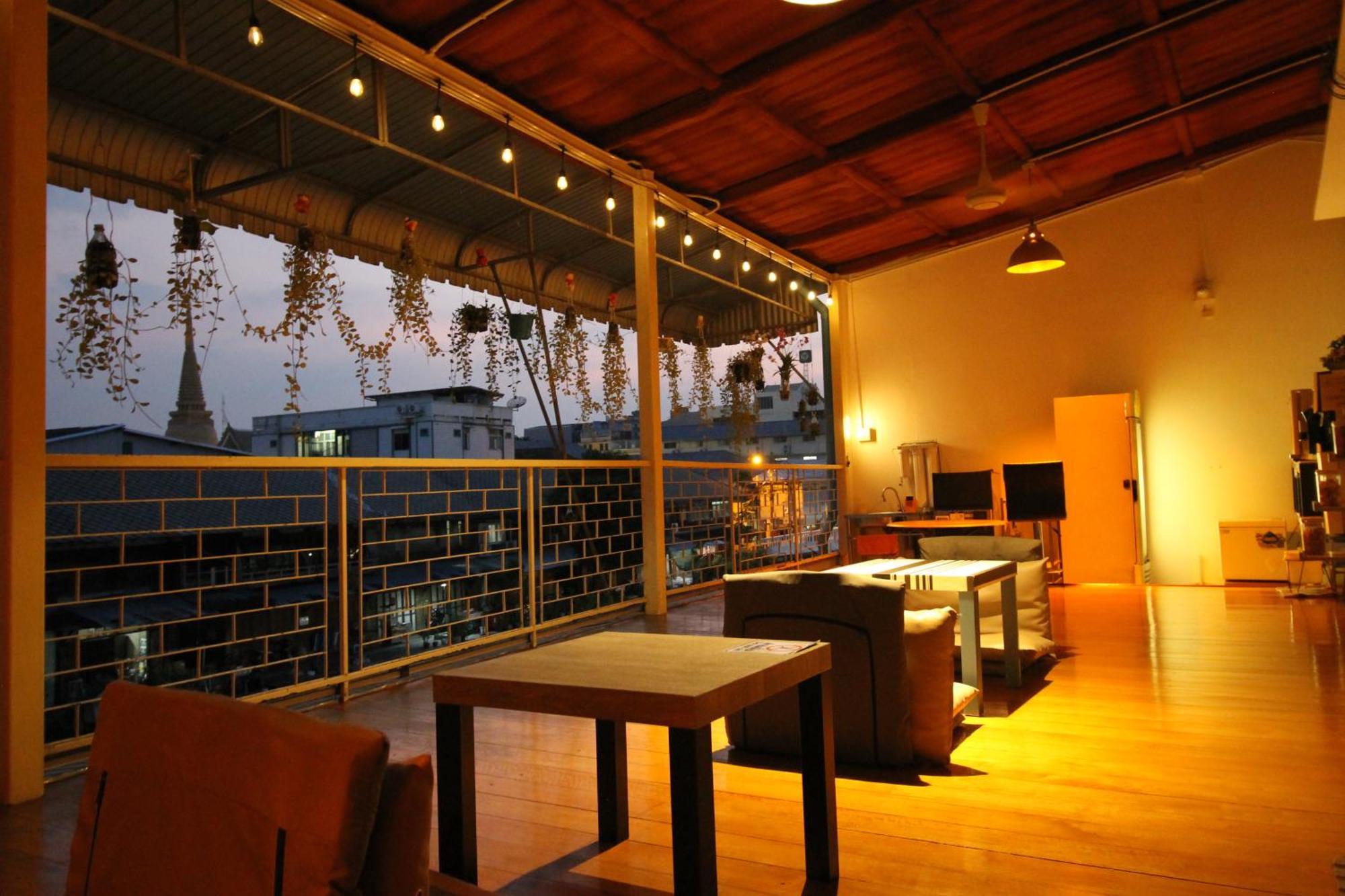 Baan Nampetch Hostel Bangkok Exterior photo