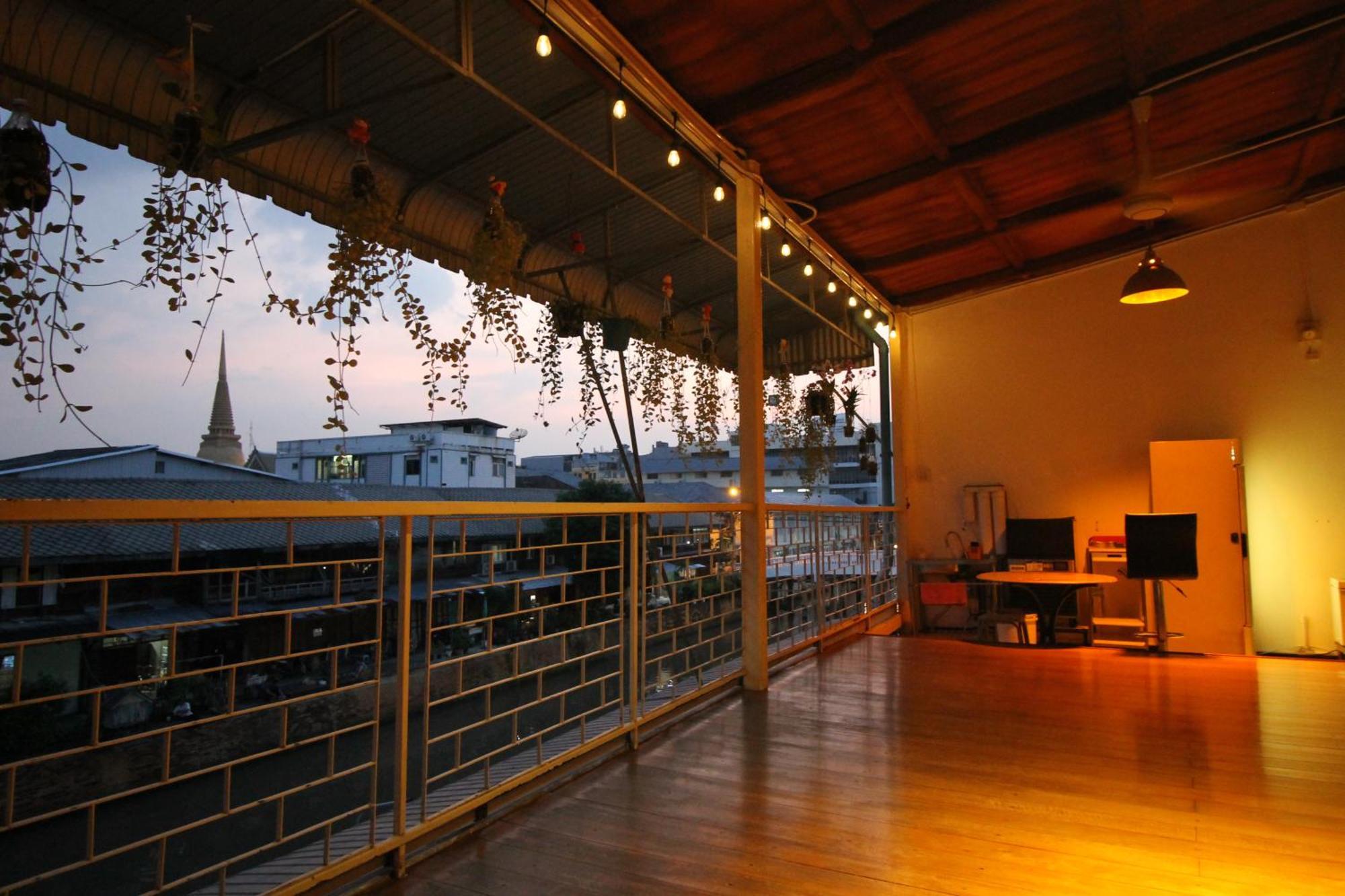 Baan Nampetch Hostel Bangkok Exterior photo