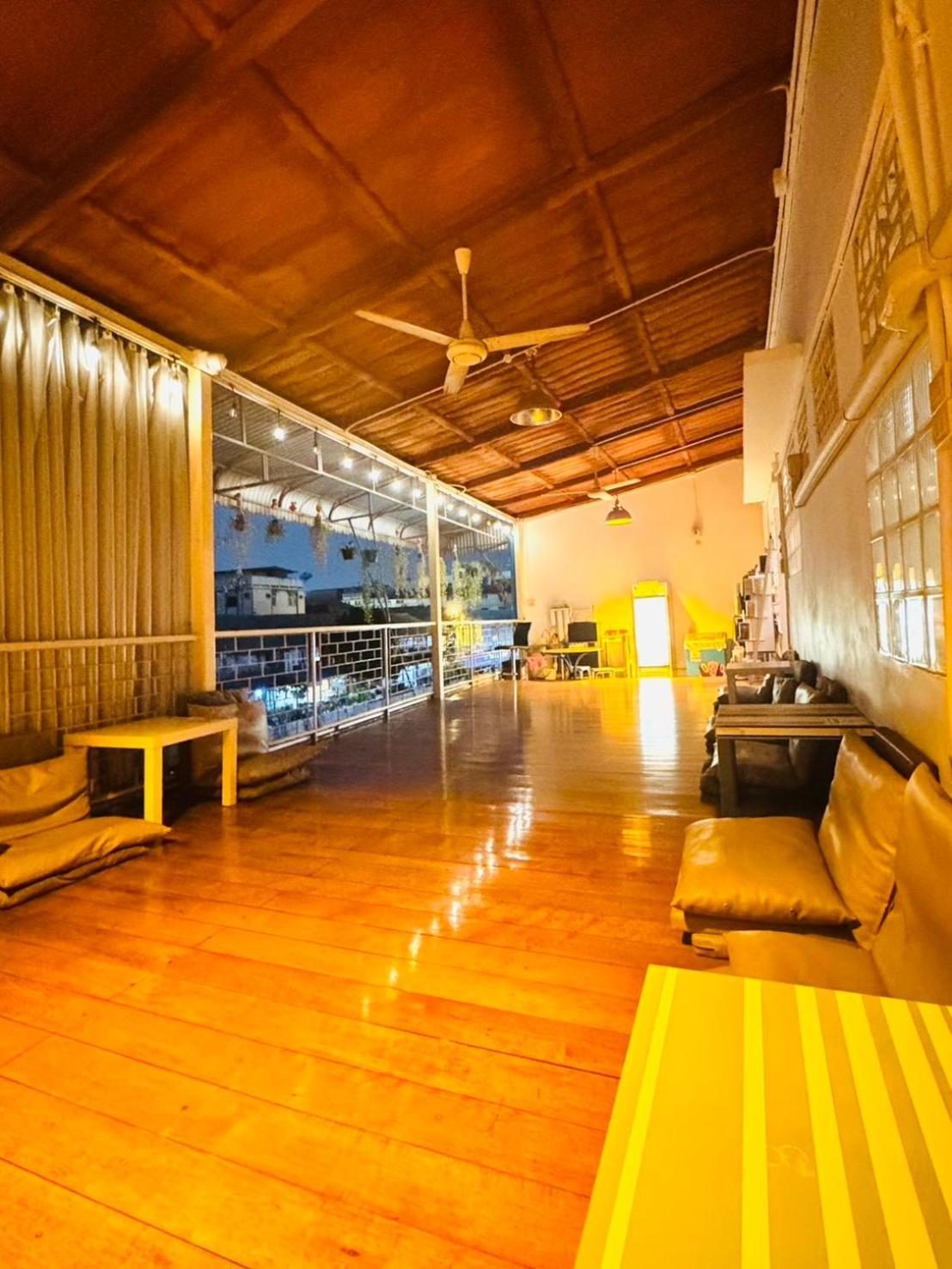 Baan Nampetch Hostel Bangkok Exterior photo