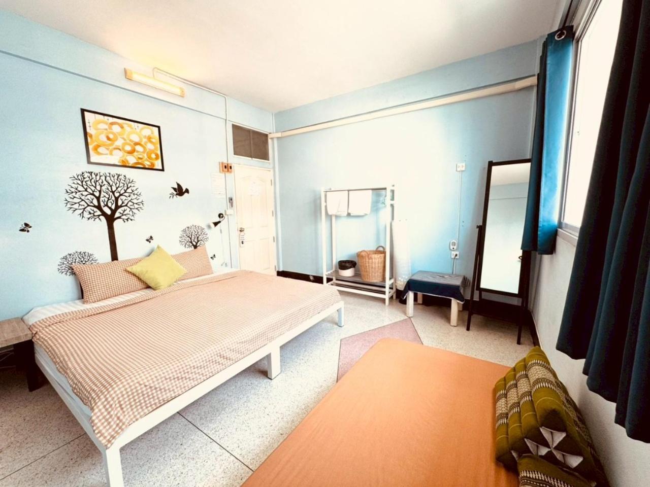 Baan Nampetch Hostel Bangkok Exterior photo