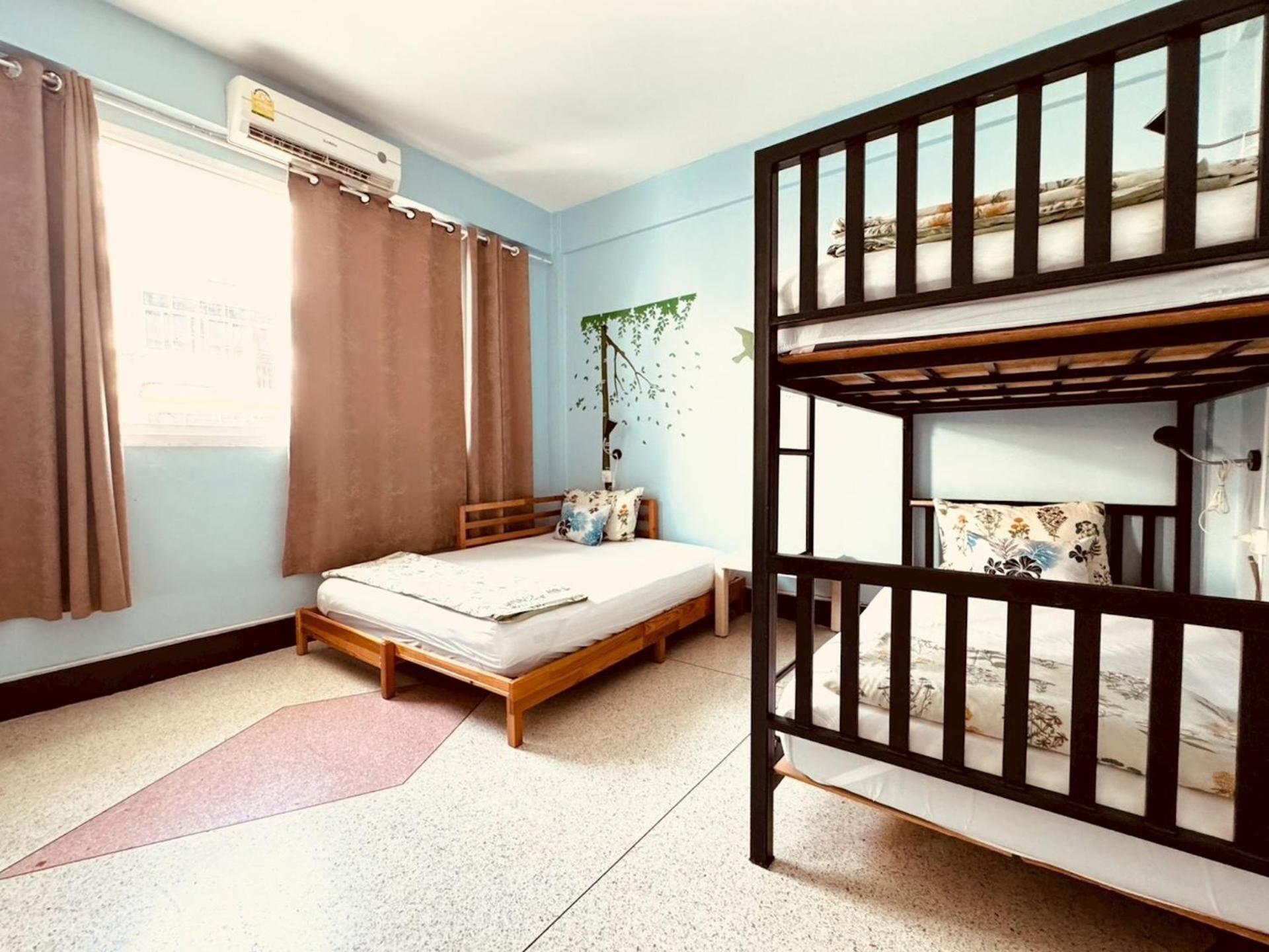 Baan Nampetch Hostel Bangkok Exterior photo