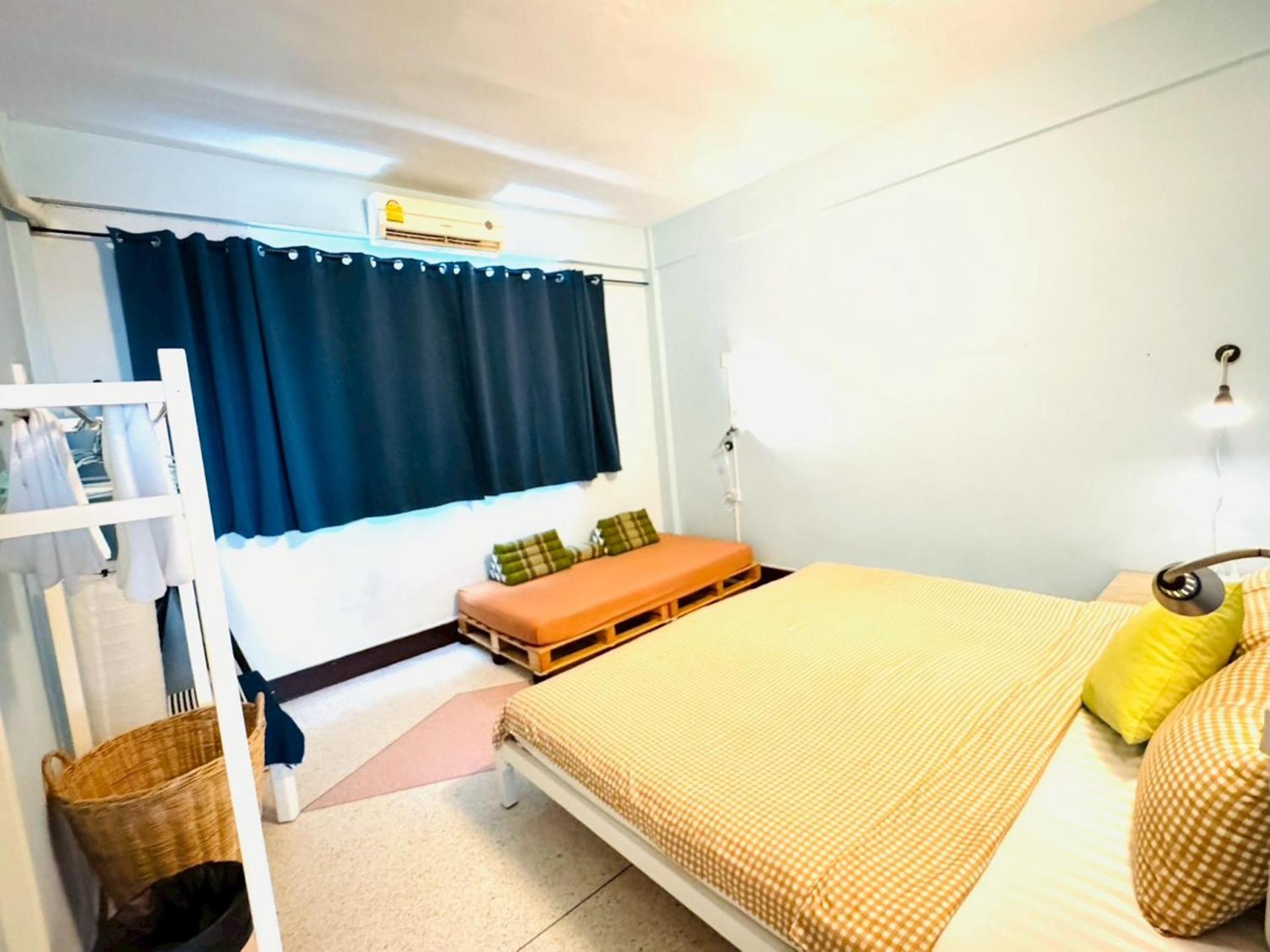 Baan Nampetch Hostel Bangkok Exterior photo